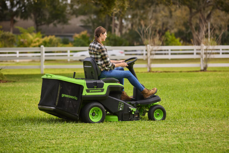Greenworks CRT306 60V 30” Compact Ride On Mower - Image 2